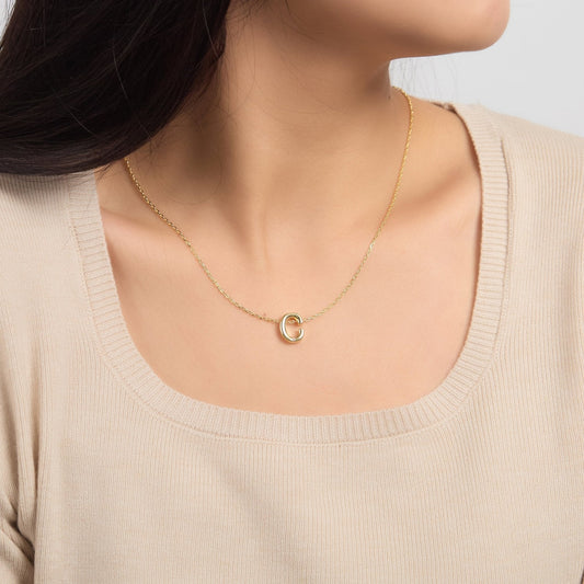 Collier initial plaqué or 18 carats lettre C créé avec des cristaux Zircondia®