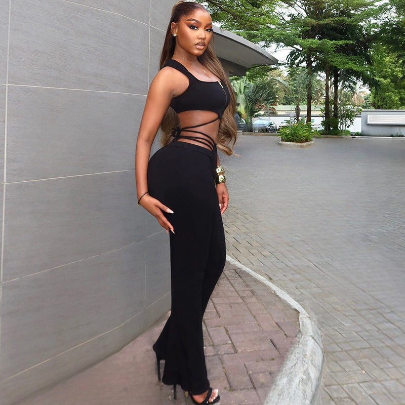 Haut sans manches noir et costume taille haute pour femme