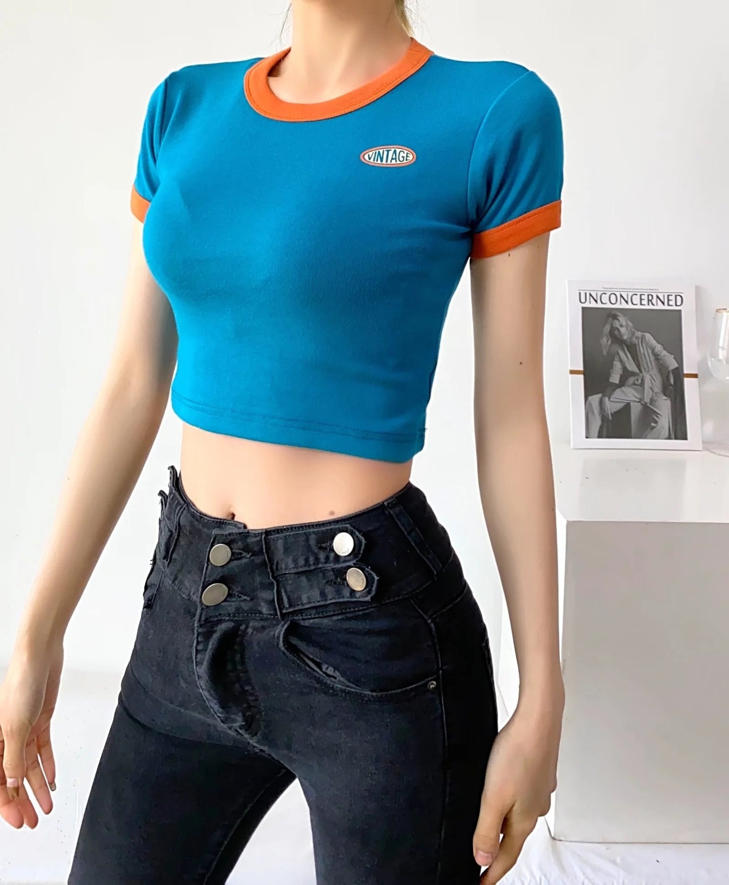 Haut court slim femme à taille haute et contrastes de couleurs