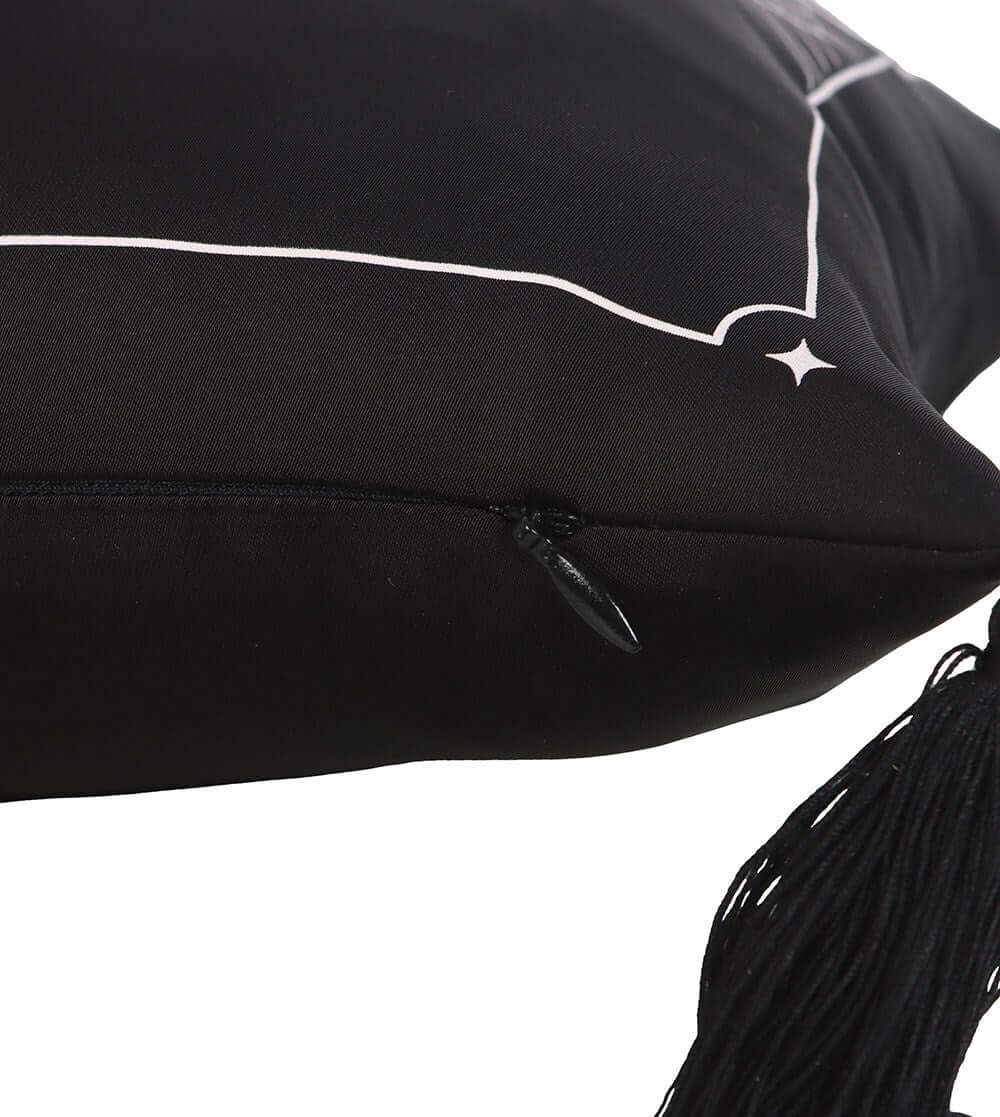 Coussin en satin « Gothic Gifts Dying to Go to Sleep »