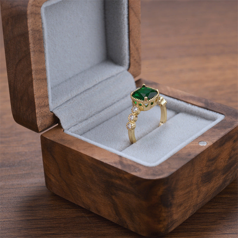 Collier micro-serti avec pendentif pierre précieuse carrée émeraude