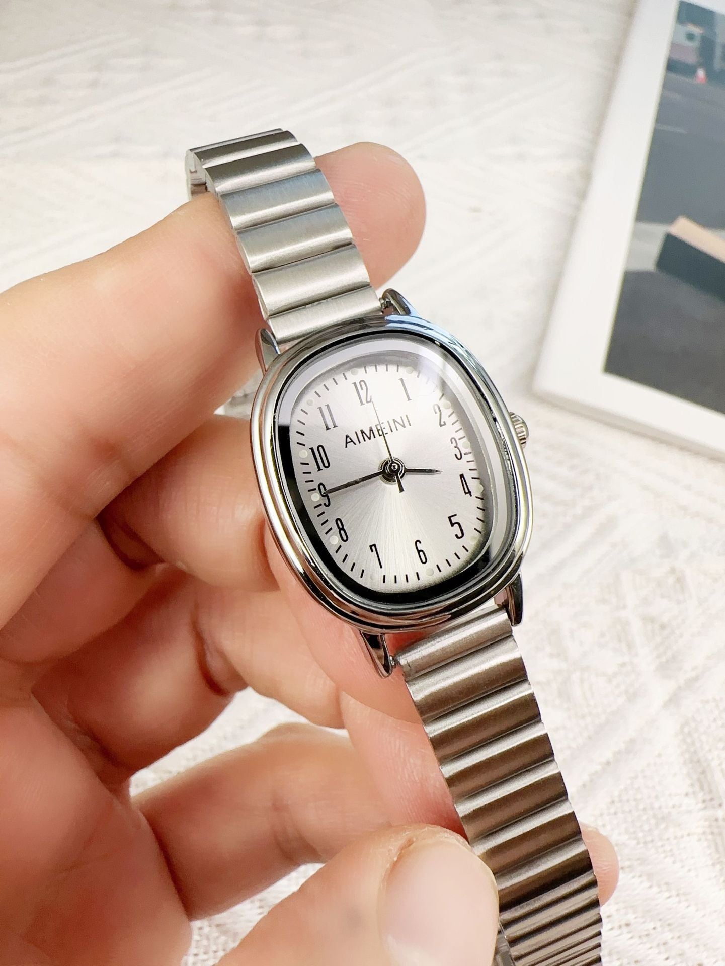 Montre numérique simple rétro ovale pour femme