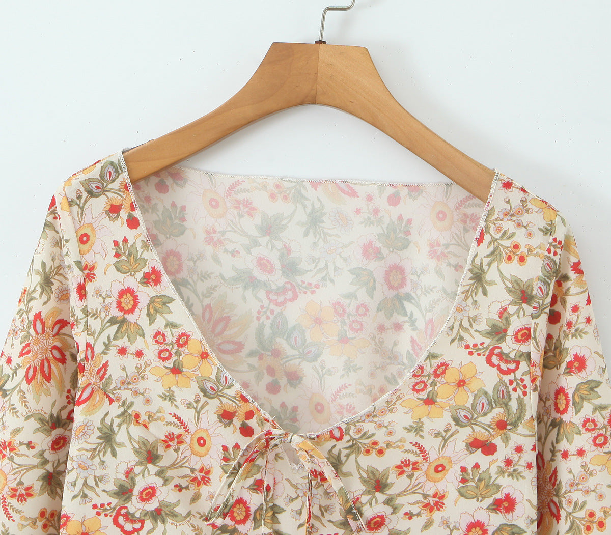 Robe courte trapèze à manches longues et col en V