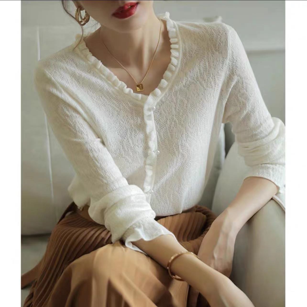 Pull fin en dentelle ajourée col en V de haute qualité