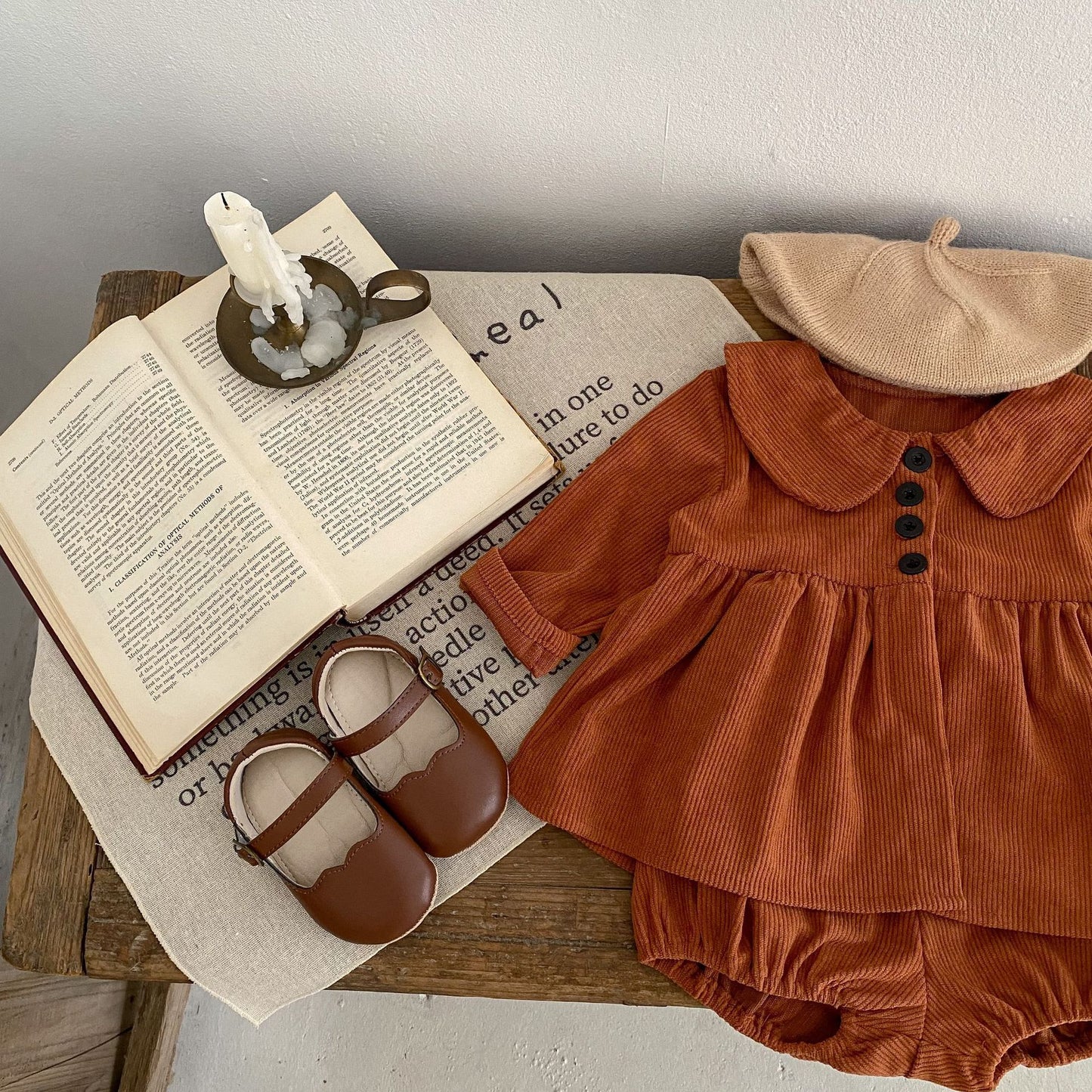Ensemble 2 pièces bébé fille en velours côtelé : haut col Claudine et bloomer
