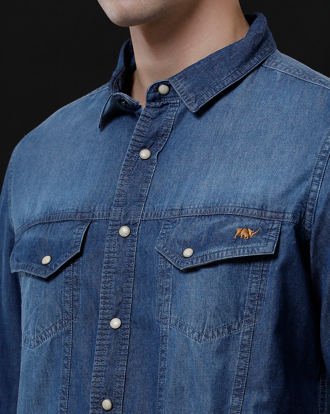 Chemise décontractée en jean unie coupe ajustée pour homme (ACHAN)