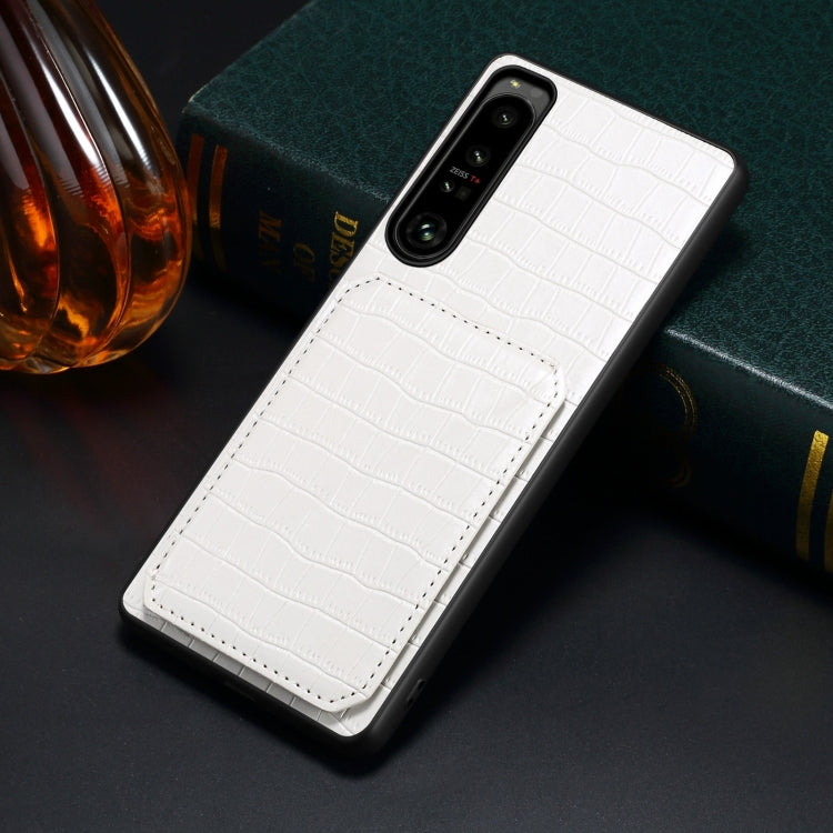 Pour Sony Xperia 1 V Coque de Téléphone Arrière en Cuir de Crocodile d'Imitation Denior avec Support (Blanc)