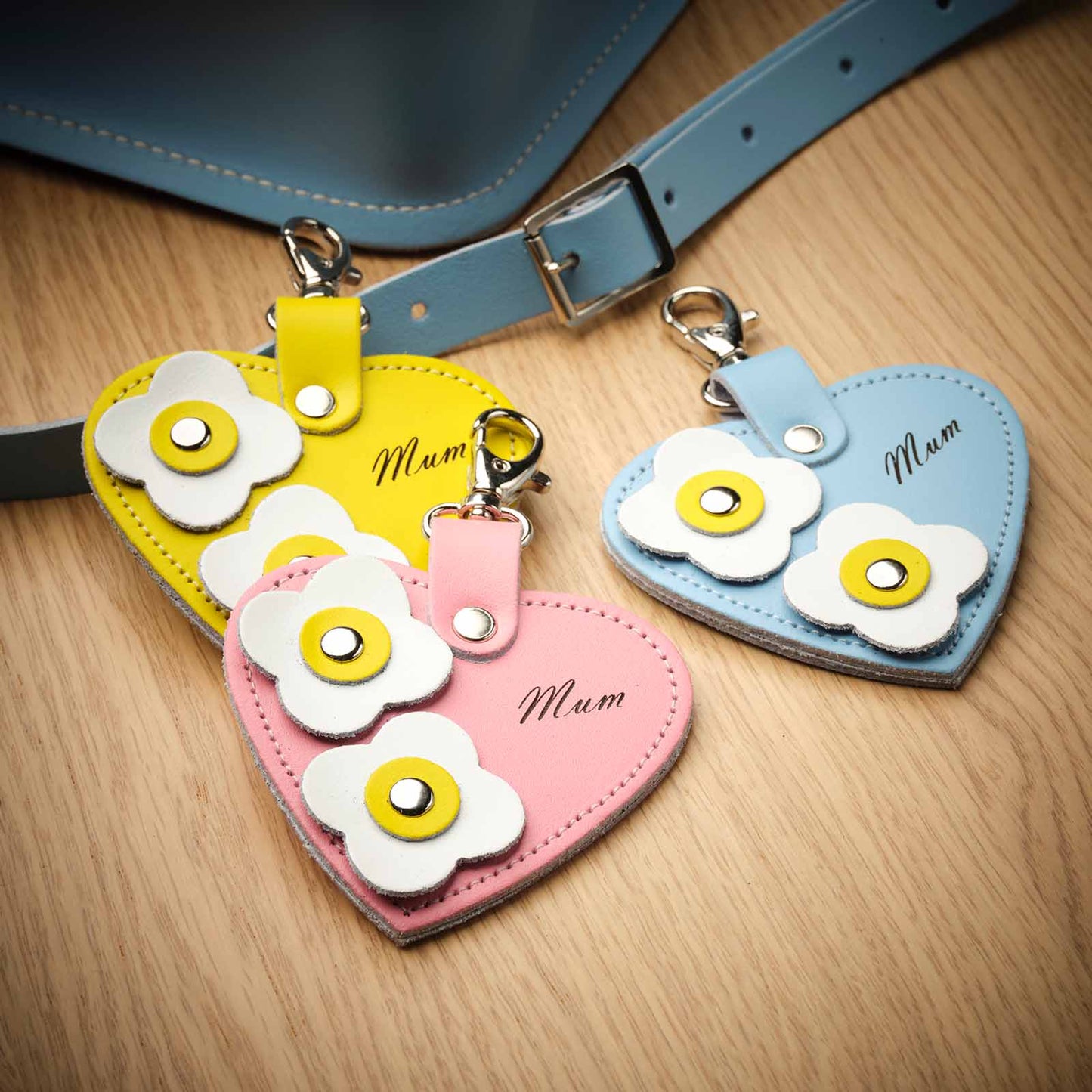 Breloque de sac cœur d'amour - avec gravure « Maman » et appliques florales - Jaune pastel