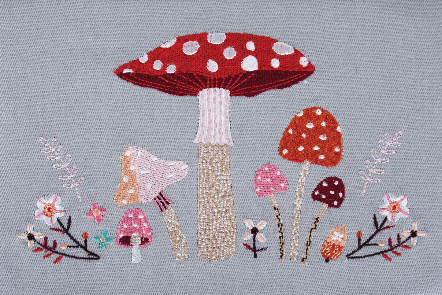 Hobby Gift : Boîte à couture (M) : Champignon de la forêt brodé : Dimensions de l'article : (p/l/h) 18,5 x 25,5 x 14,5 cm.