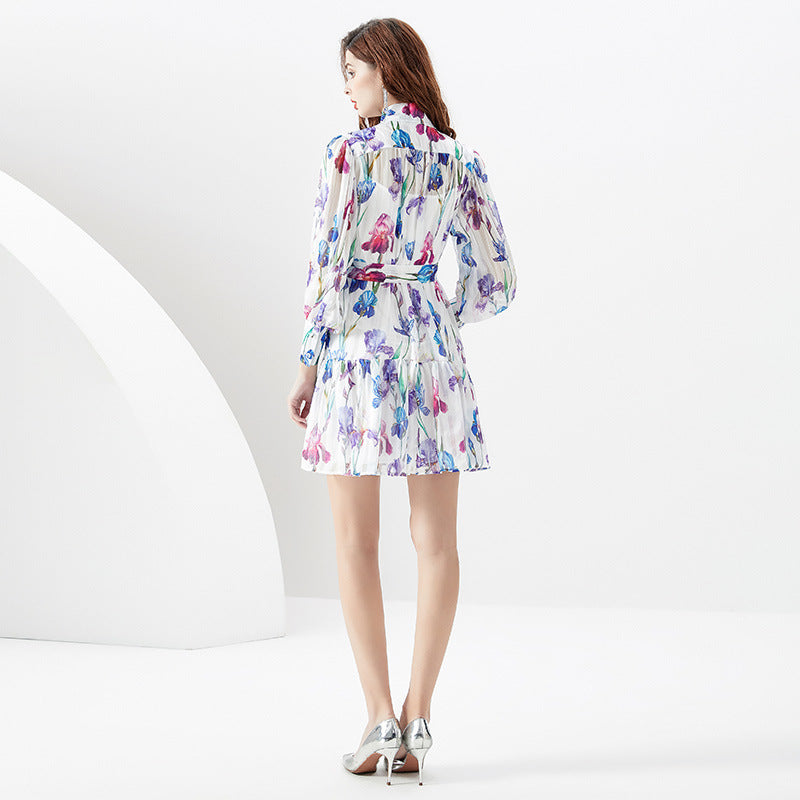 Robe imprimée à col montant, manches bouffantes et bord ondulé, style vacances