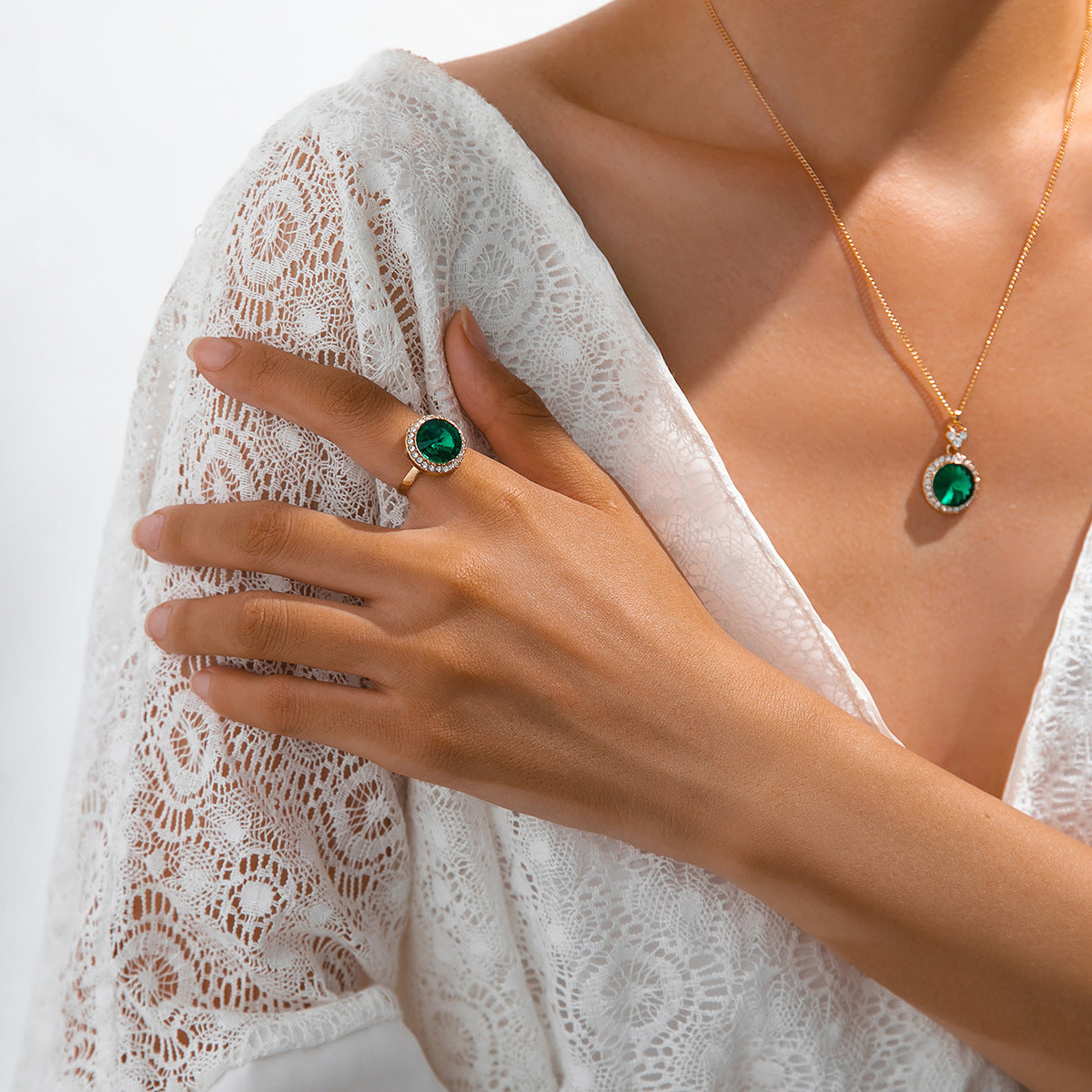 Water Brick Round Emerald Jewelry Suit