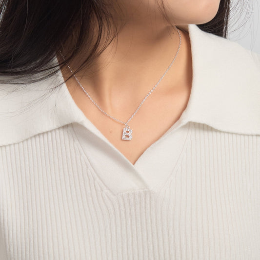 Collier initial en pavé avec lettre B créé avec des cristaux Zircondia®
