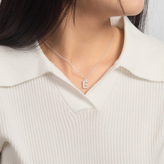 Collier initial pavé lettre E créé avec des cristaux Zircondia®