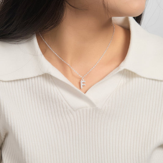 Collier initial pavé lettre F créé avec des cristaux Zircondia®