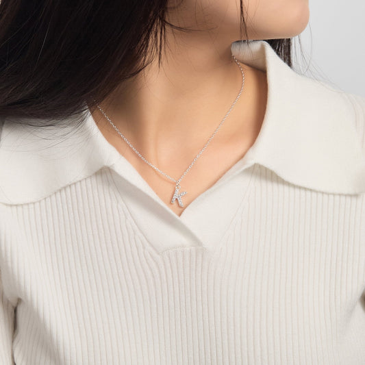 Collier initial pavé lettre K créé avec des cristaux Zircondia®
