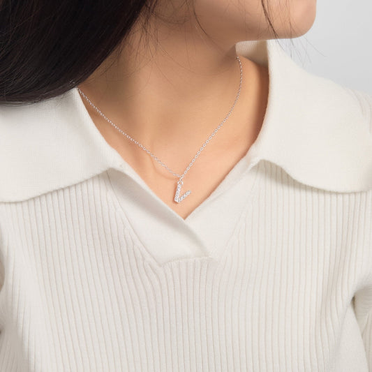 Collier initial Pave Lettre V créé avec des cristaux Zircondia®