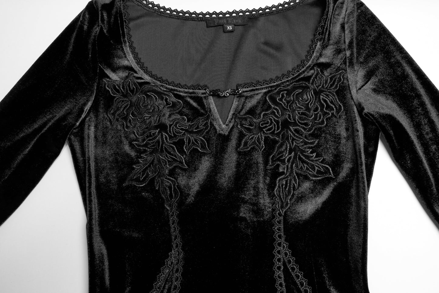 Robe noire en velours avec manches en dentelle Isolde de Punk Rave