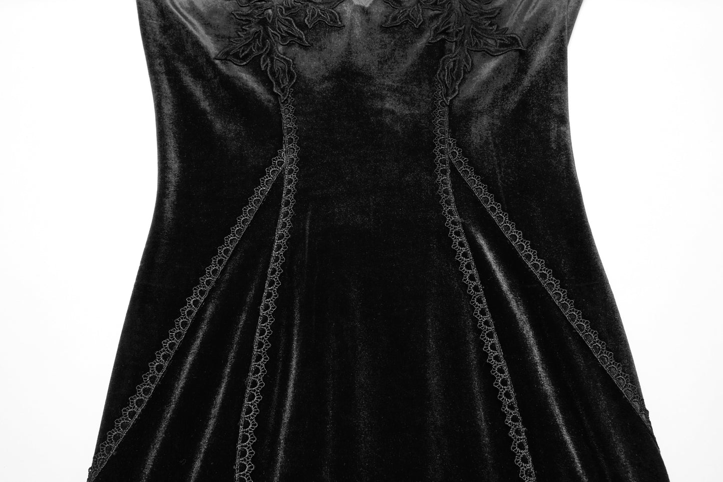 Robe noire en velours avec manches en dentelle Isolde de Punk Rave