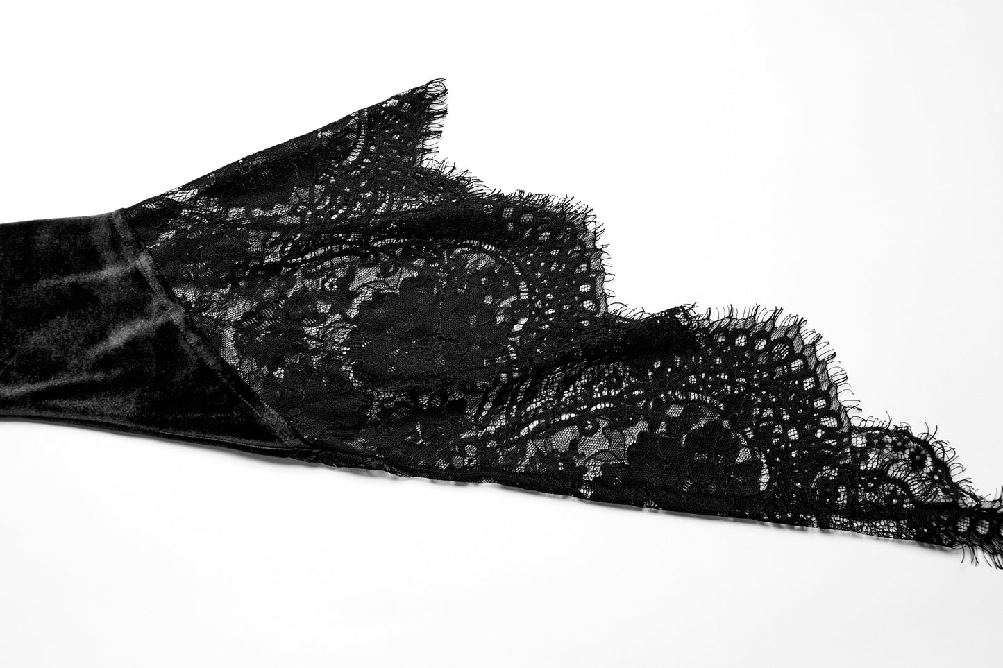 Robe noire en velours avec manches en dentelle Isolde de Punk Rave