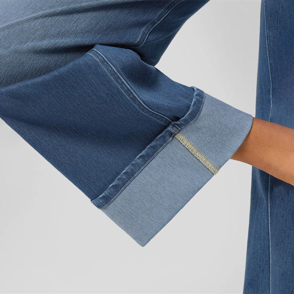 Jean droit à taille haute et ourlet retroussé
