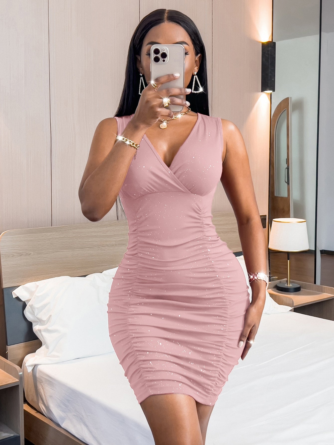 Robe fourreau froncée ornée de strass SXY