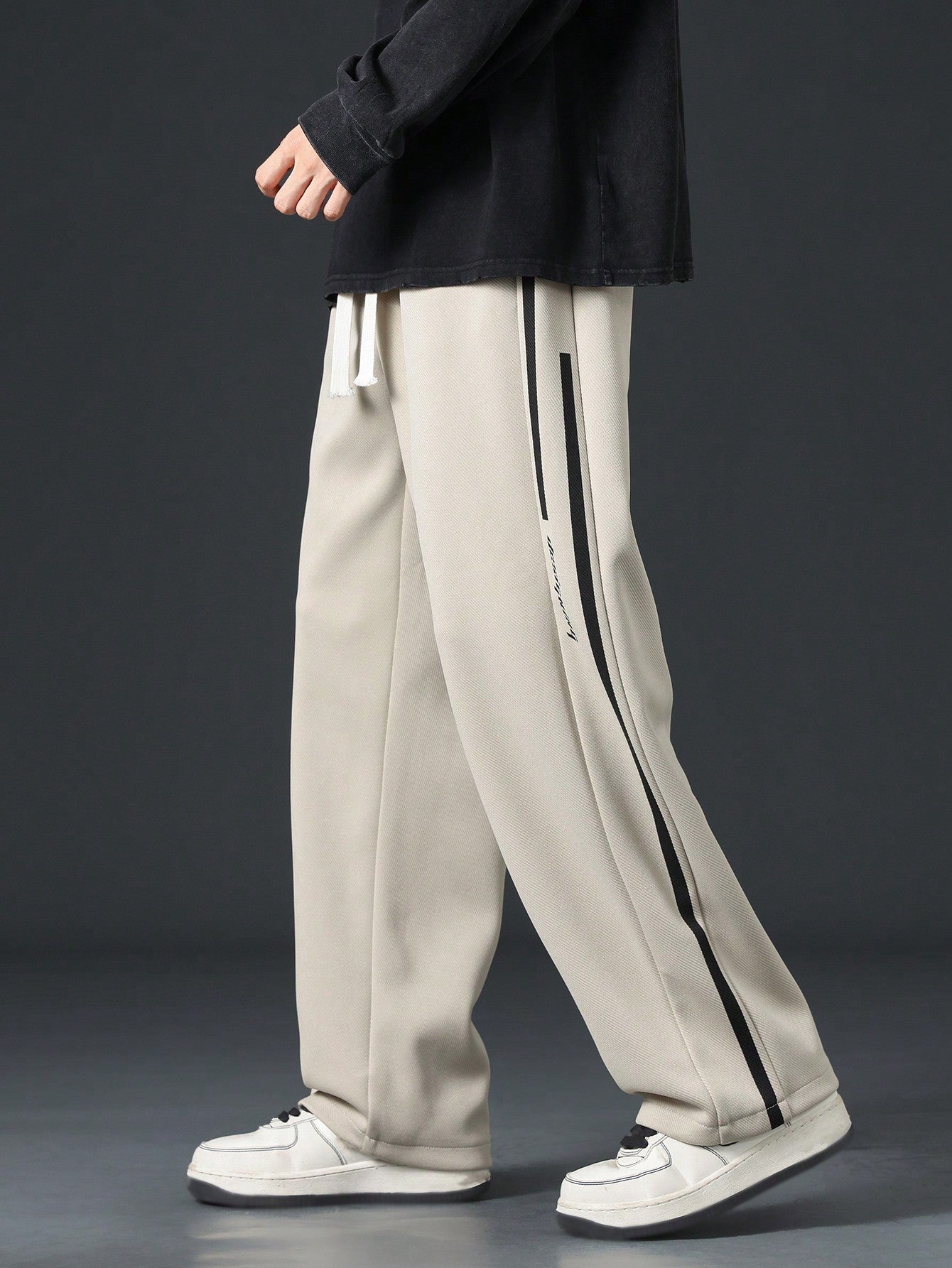 Pantalon homme avec cordon de serrage à la taille et bande contrastante sur les côtés