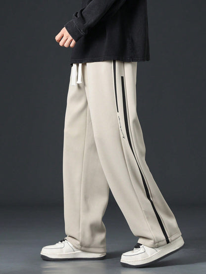 Pantalon homme avec cordon de serrage à la taille et bande contrastante sur les côtés