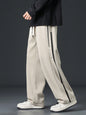 Pantalon homme avec cordon de serrage à la taille et bande contrastante sur les côtés