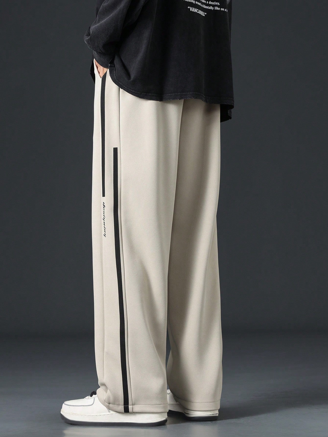 Pantalon homme avec cordon de serrage à la taille et bande contrastante sur les côtés