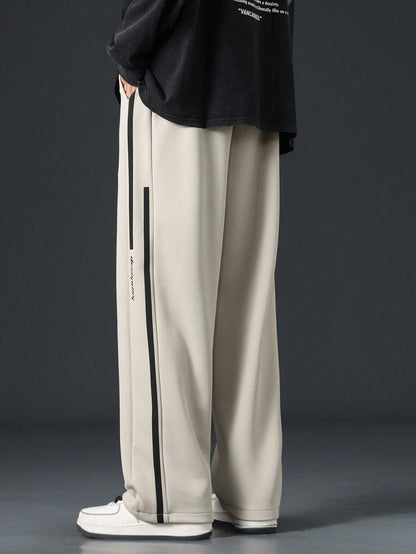 Pantalon homme avec cordon de serrage à la taille et bande contrastante sur les côtés