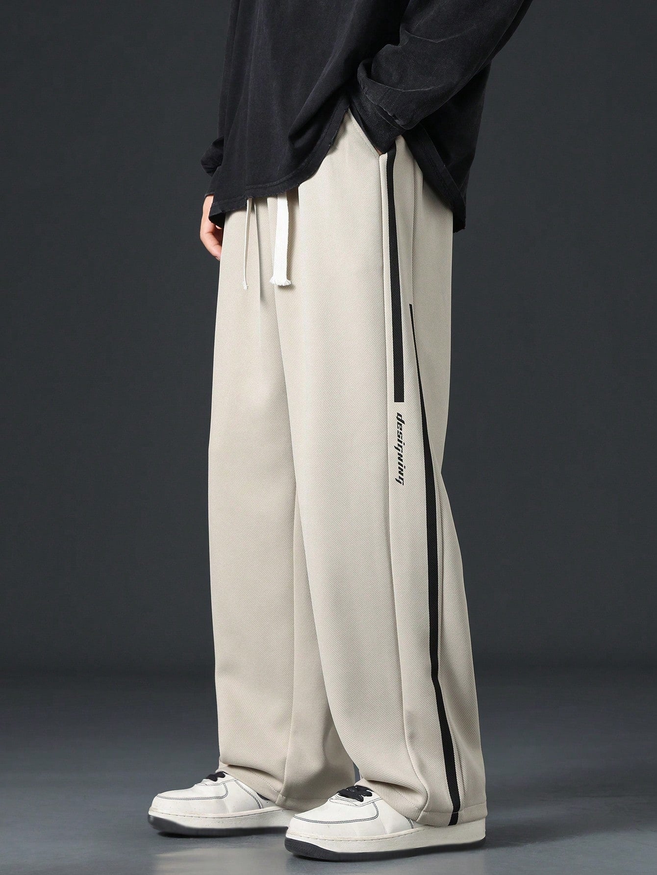 Pantalon homme avec cordon de serrage à la taille et bande contrastante sur les côtés