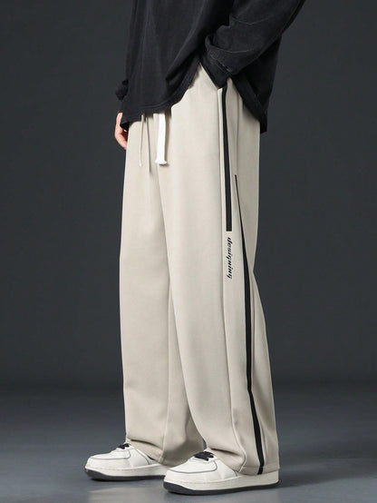 Pantalon homme avec cordon de serrage à la taille et bande contrastante sur les côtés