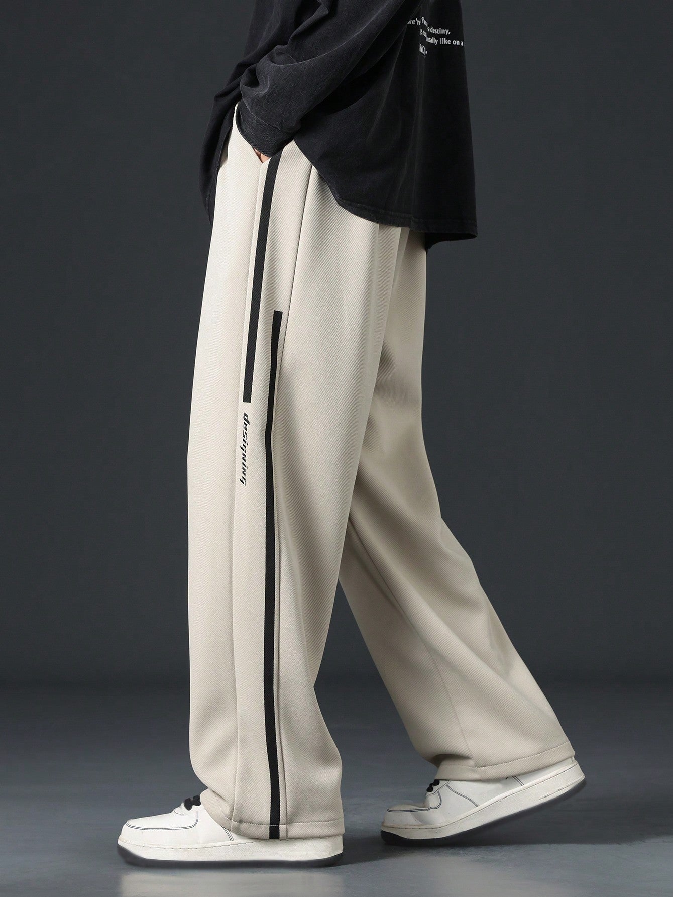 Pantalon homme avec cordon de serrage à la taille et bande contrastante sur les côtés