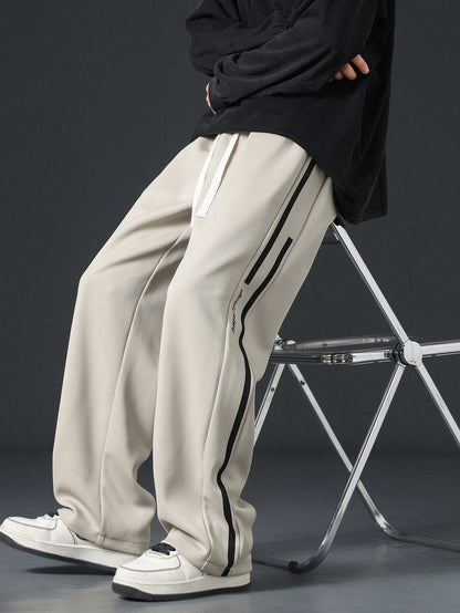 Pantalon homme avec cordon de serrage à la taille et bande contrastante sur les côtés
