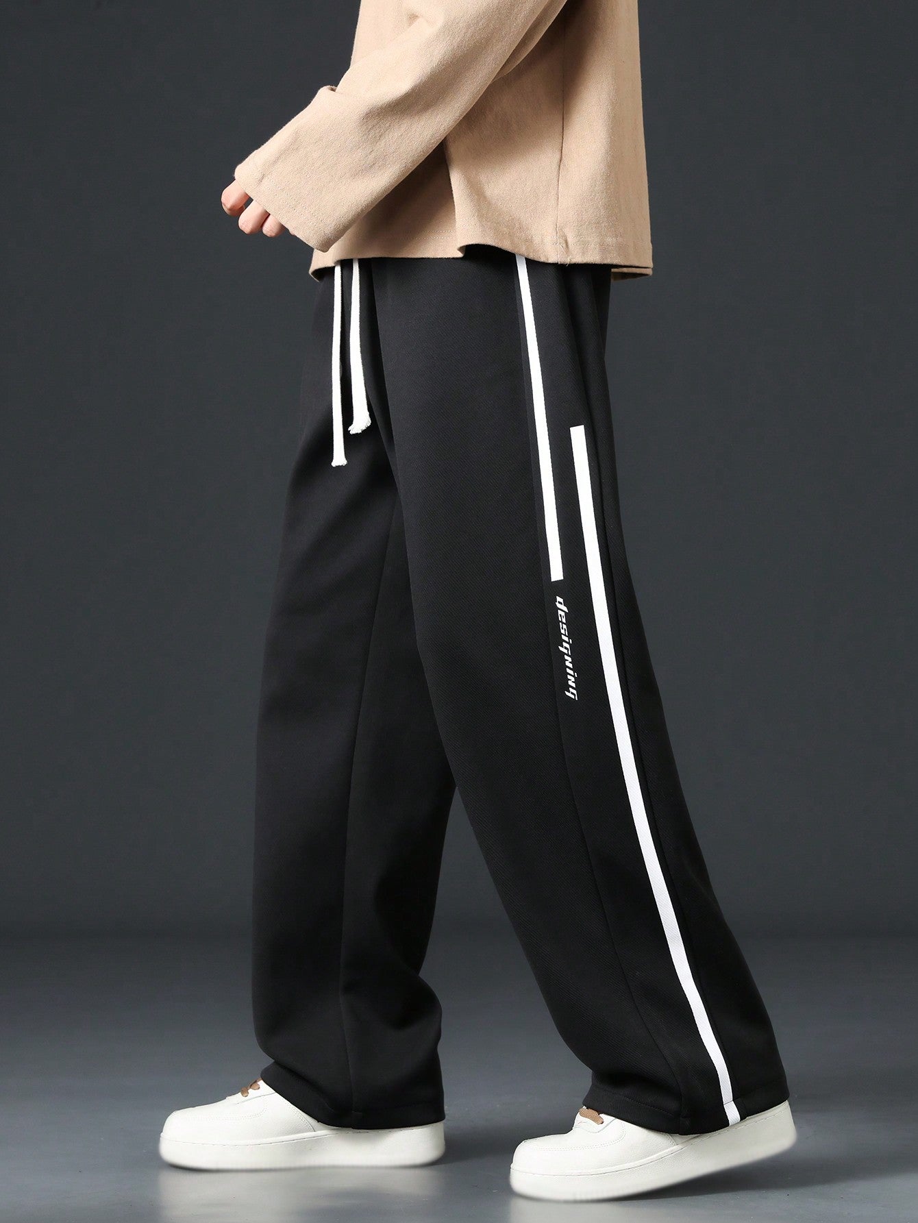 Pantalon homme avec cordon de serrage à la taille et bande contrastante sur les côtés