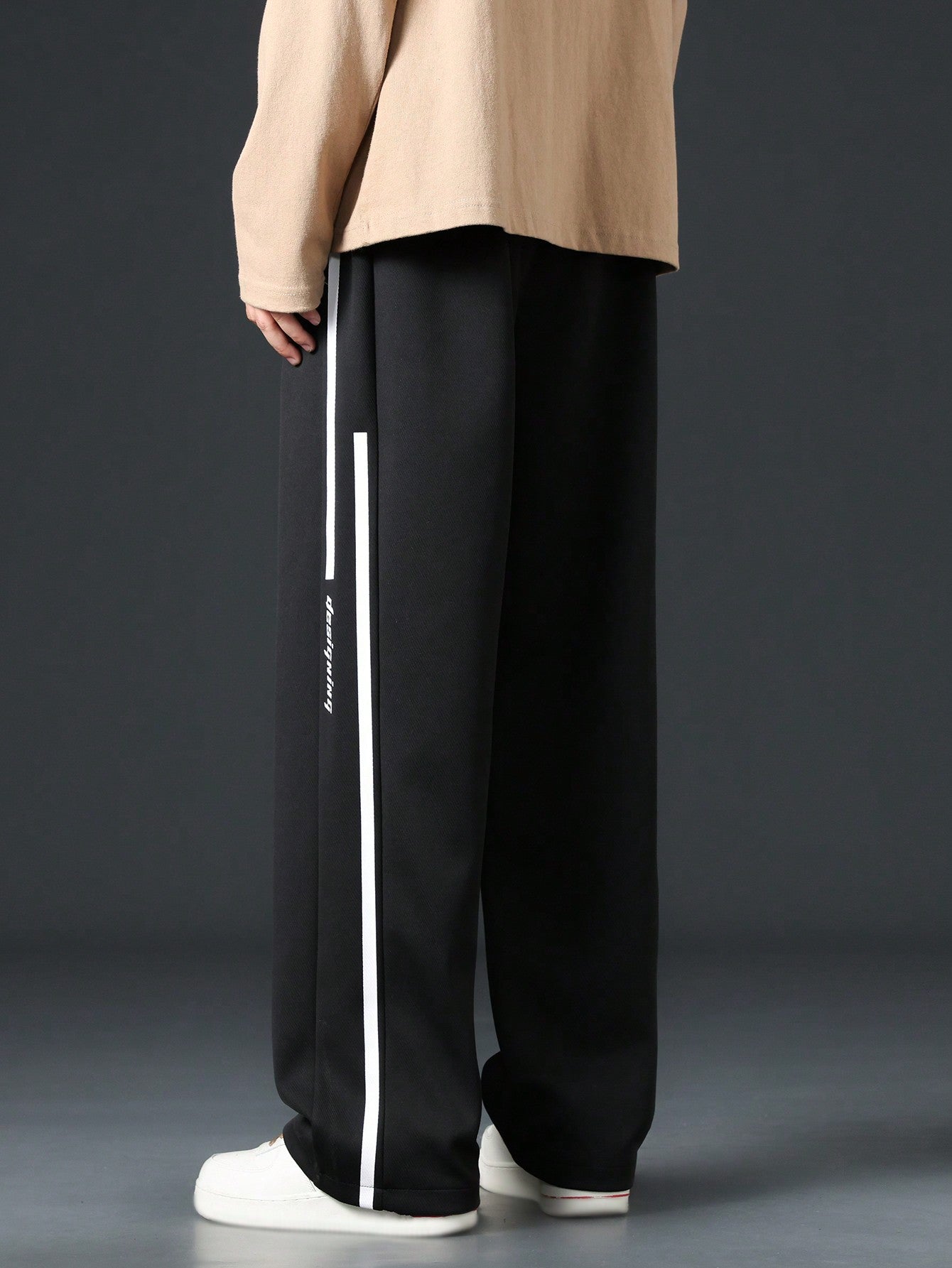Pantalon homme avec cordon de serrage à la taille et bande contrastante sur les côtés