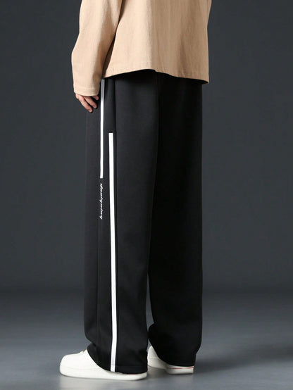 Pantalon homme avec cordon de serrage à la taille et bande contrastante sur les côtés