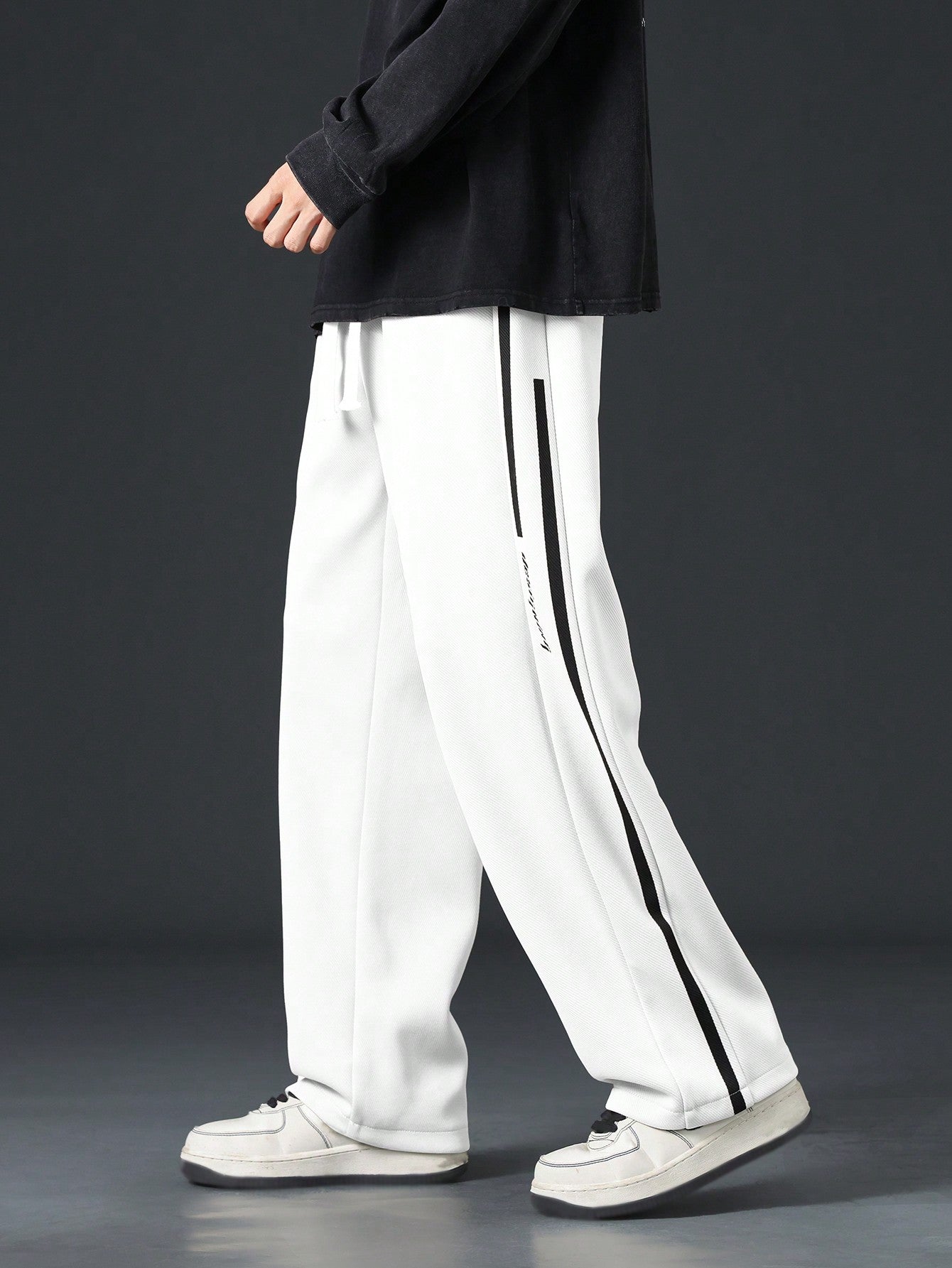 Pantalon homme avec cordon de serrage à la taille et bande contrastante sur les côtés