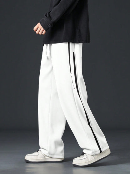 Pantalon homme avec cordon de serrage à la taille et bande contrastante sur les côtés