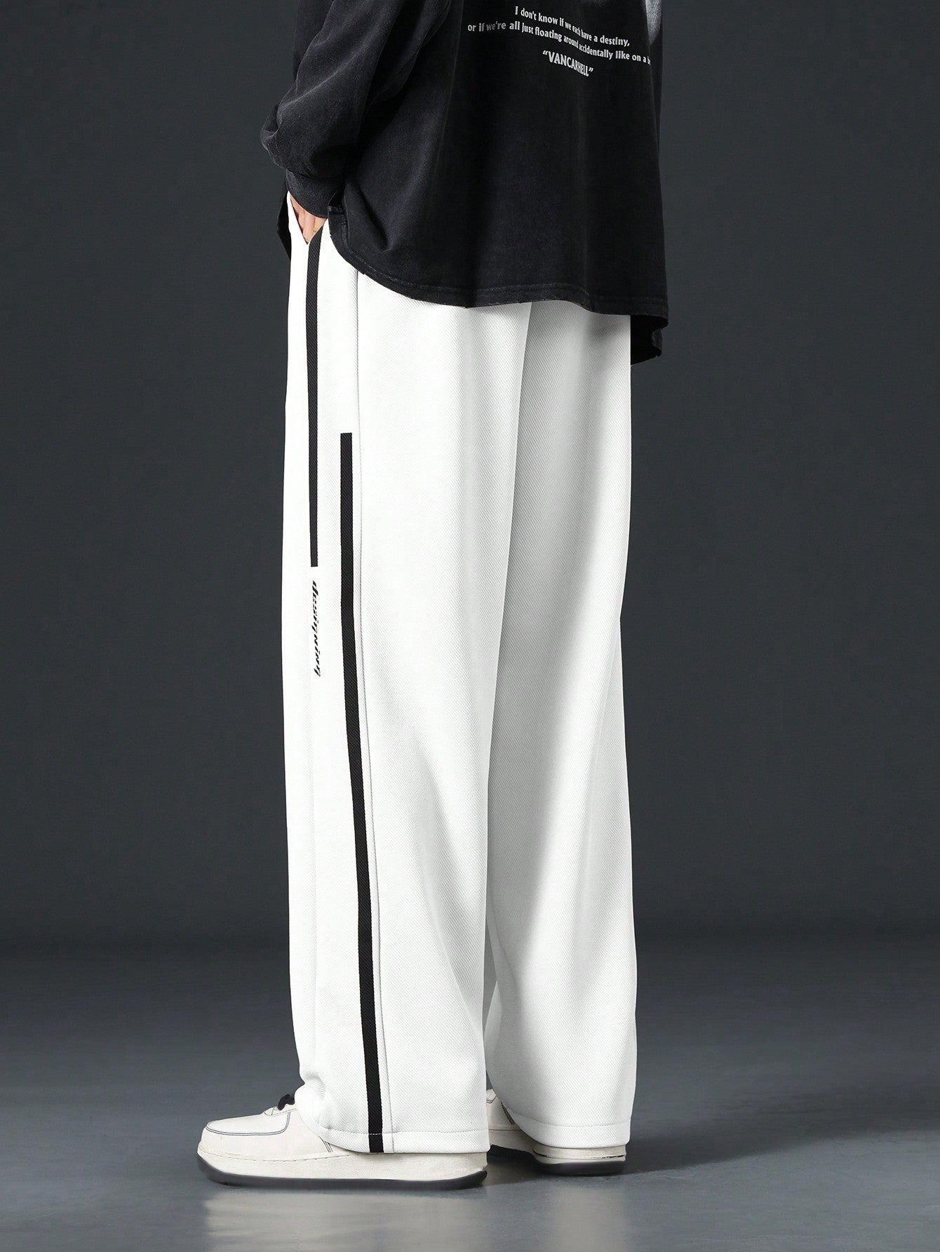 Pantalon homme avec cordon de serrage à la taille et bande contrastante sur les côtés