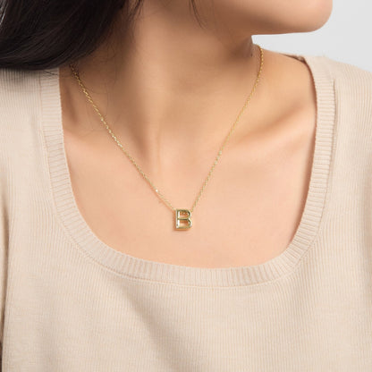 Collier initial plaqué or 18 carats lettre B créé avec des cristaux Zircondia®