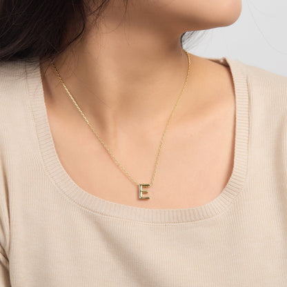 Collier initial plaqué or 18 carats lettre E créé avec des cristaux Zircondia®