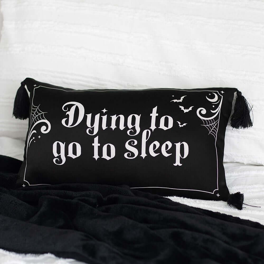Coussin en satin « Gothic Gifts Dying to Go to Sleep »