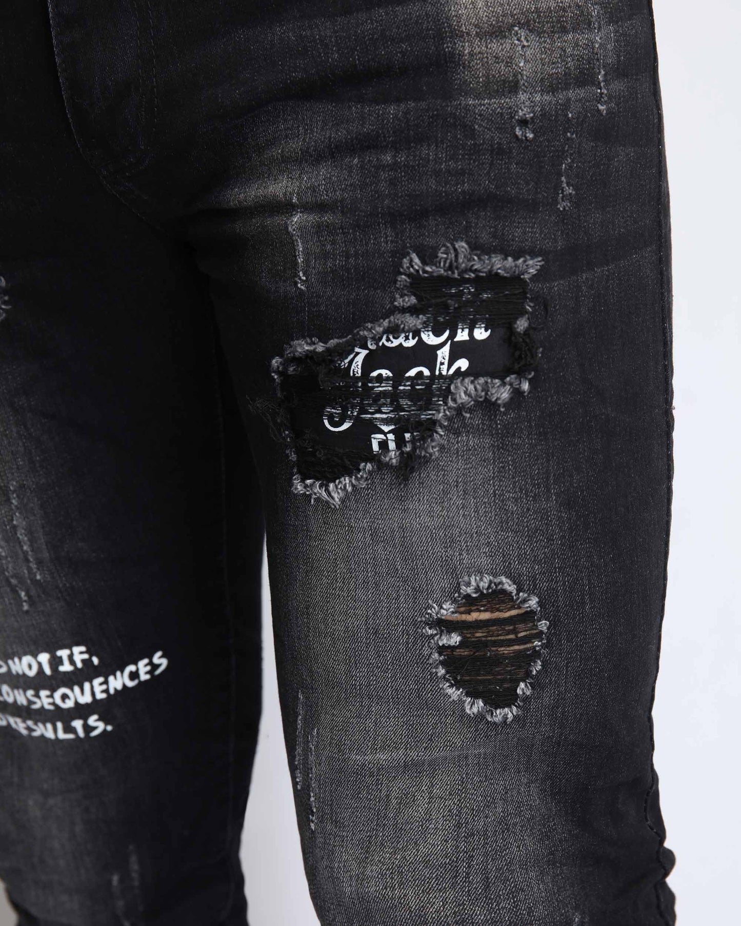 Jean noir déchiré et délavé au motif graffiti