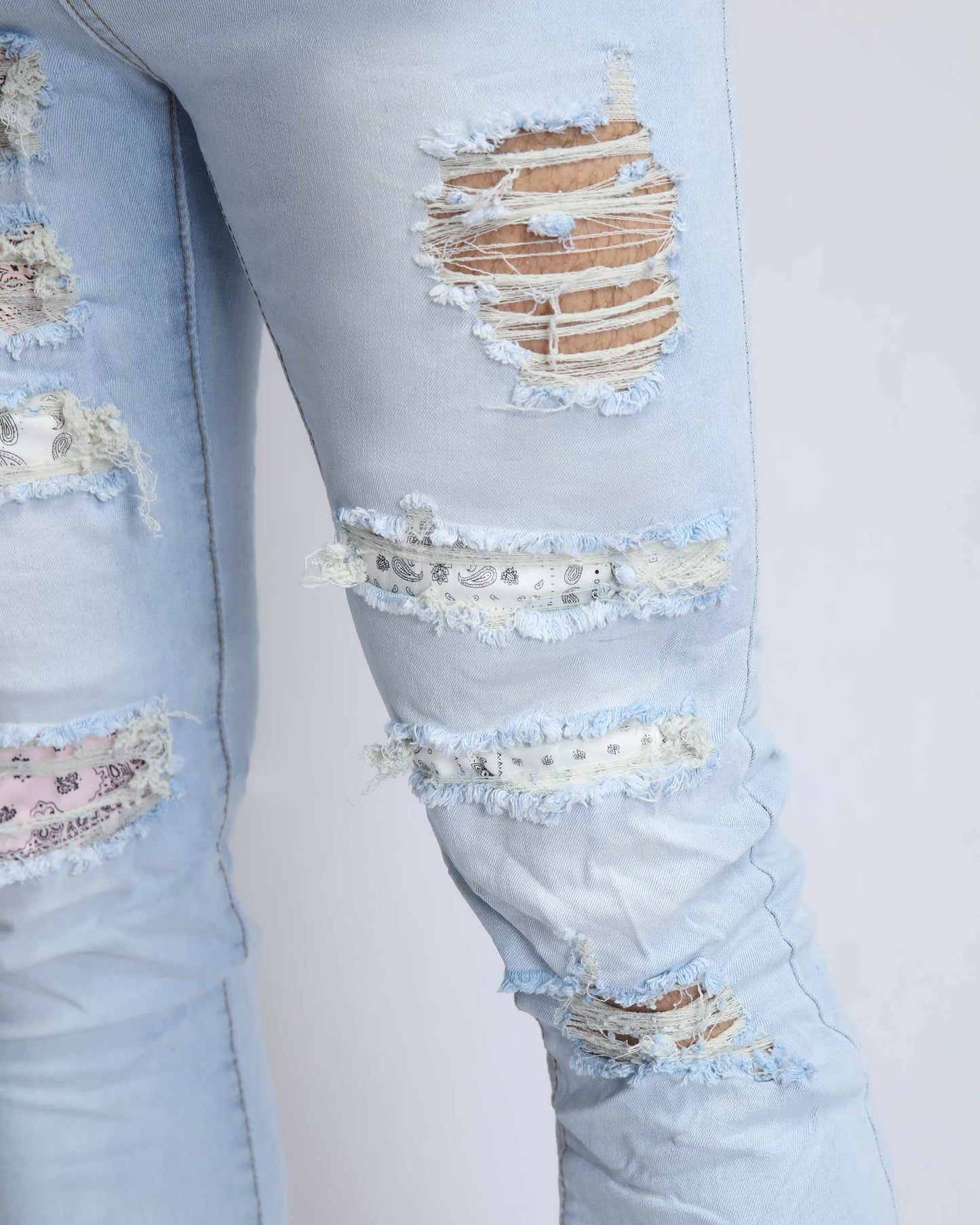 Jean bleu déchiré délavé avec patch fleur de cajou rose