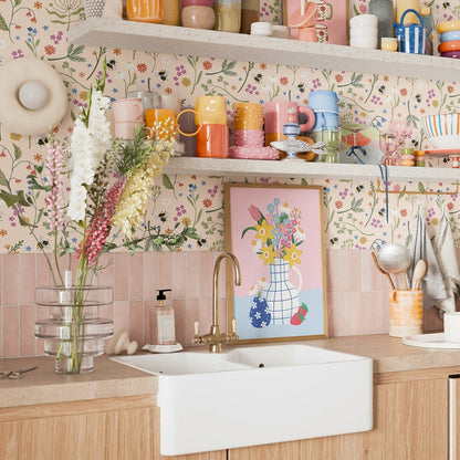 BUMBLEBEE MEADOW WALLPAPER