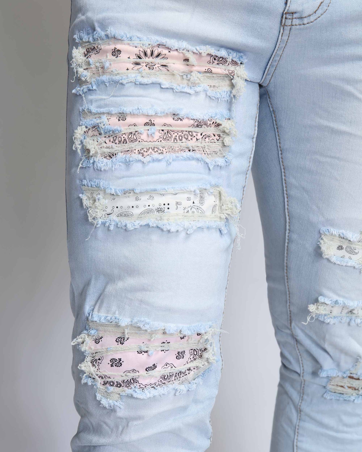 Jean bleu déchiré délavé avec patch fleur de cajou rose