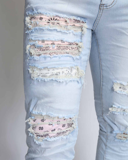 Jean bleu déchiré délavé avec patch fleur de cajou rose