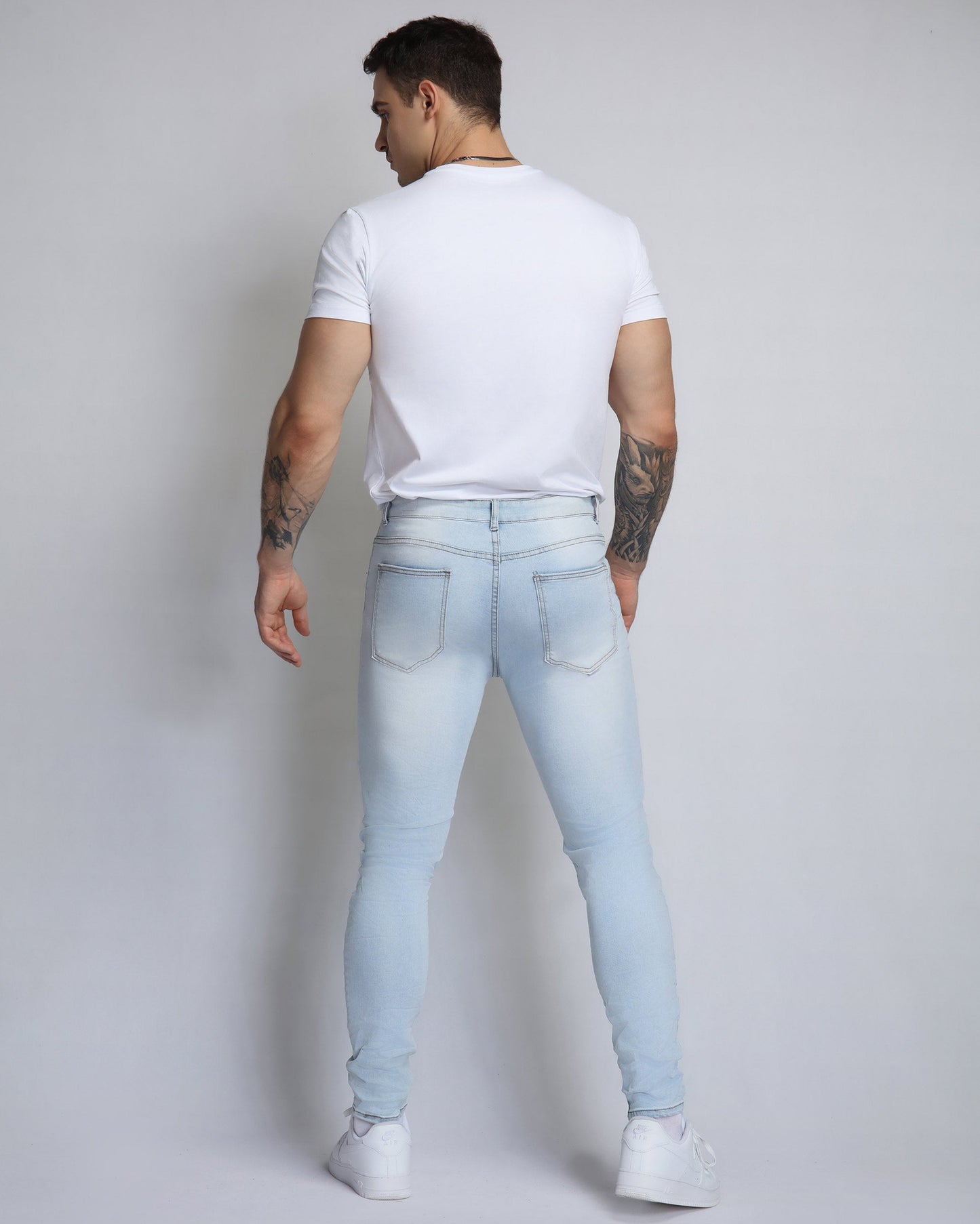 Jean bleu déchiré délavé avec patch fleur de cajou rose