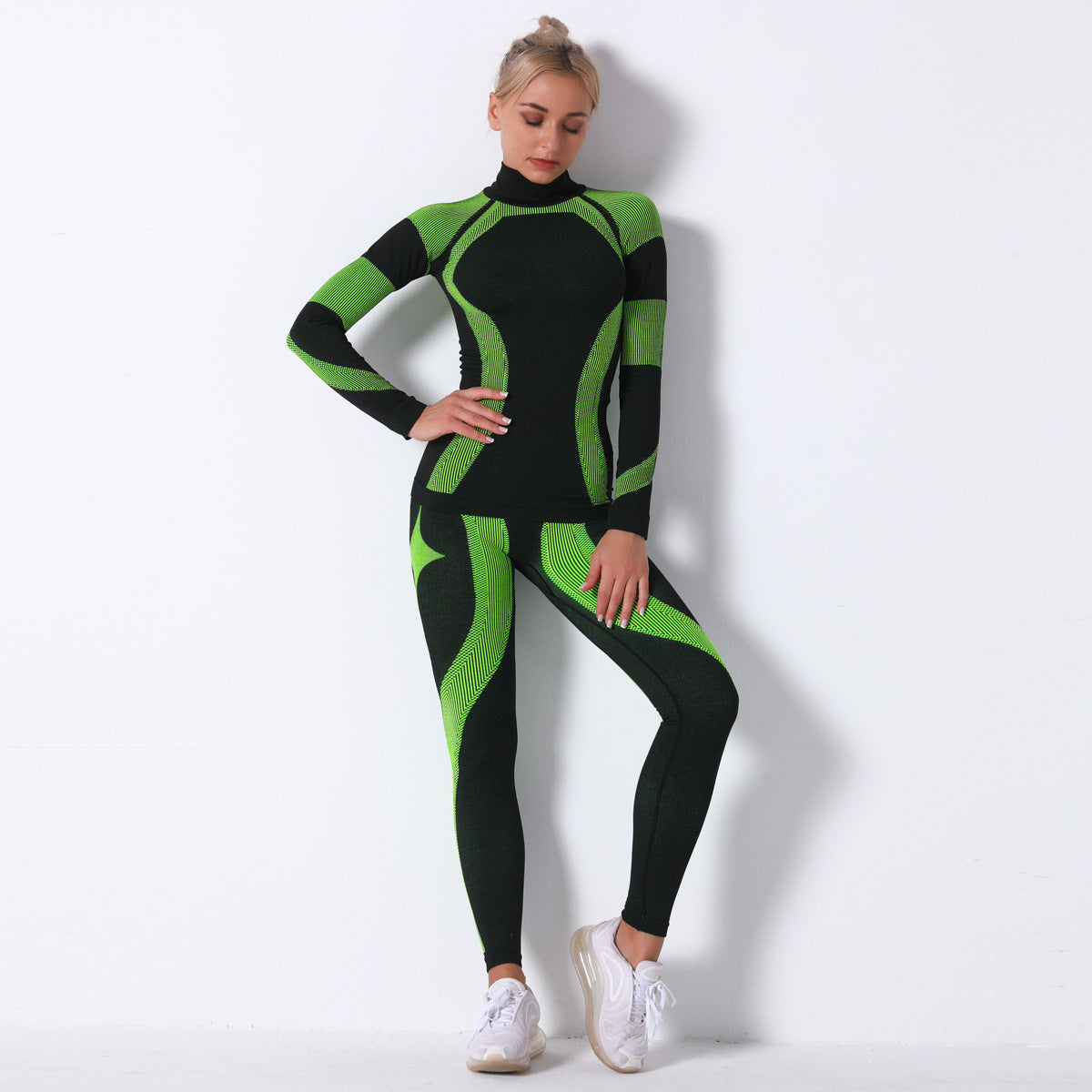 Ensemble deux pièces de sport à manches longues et à rayures pour le yoga